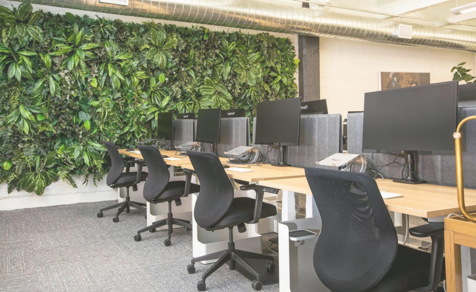 Espace de travail collaboratif moderne avec équipements professionnels
