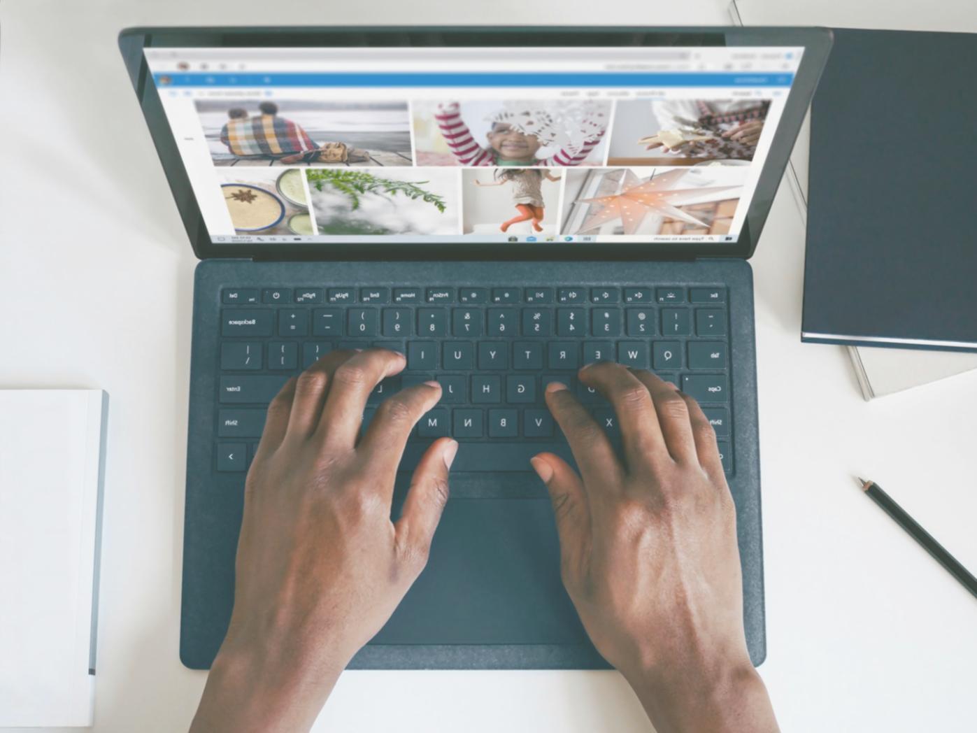 Bureau de travail avec documents financiers et ordinateur portable